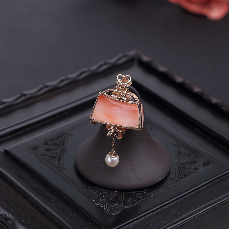 18K金镶钻天然粉色珊瑚吊坠-红掌柜