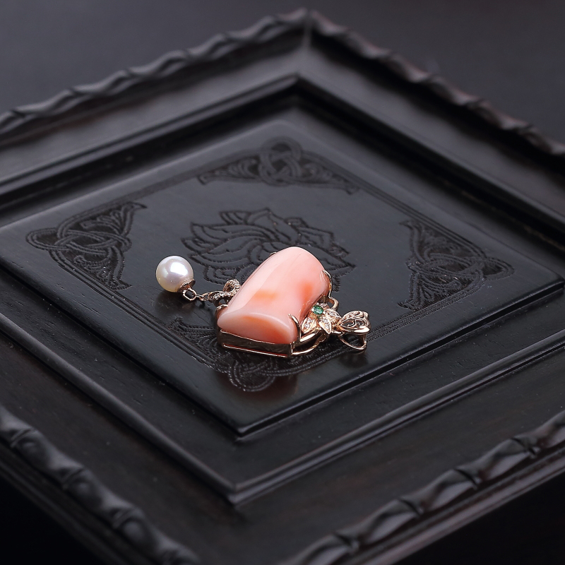 18K金镶钻粉色珊瑚吊坠-红掌柜