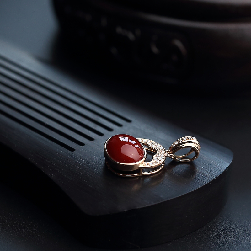 18K金镶钻日本天然牛血红珊瑚吊坠-红掌柜