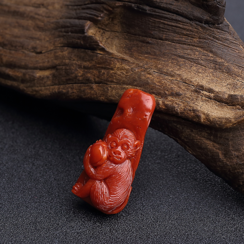 天然阿卡正红珊瑚灵猴献寿吊坠-红掌柜