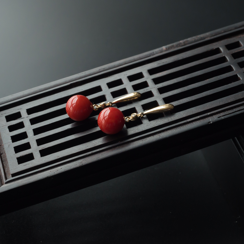 天然18K镶沙丁珊瑚圆珠耳钉 - 红掌柜