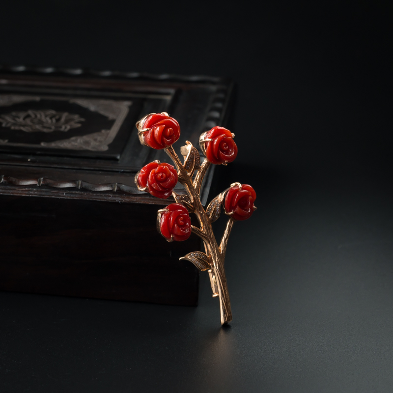 18K金镶沙丁珊瑚玫瑰花胸针 - 红掌柜
