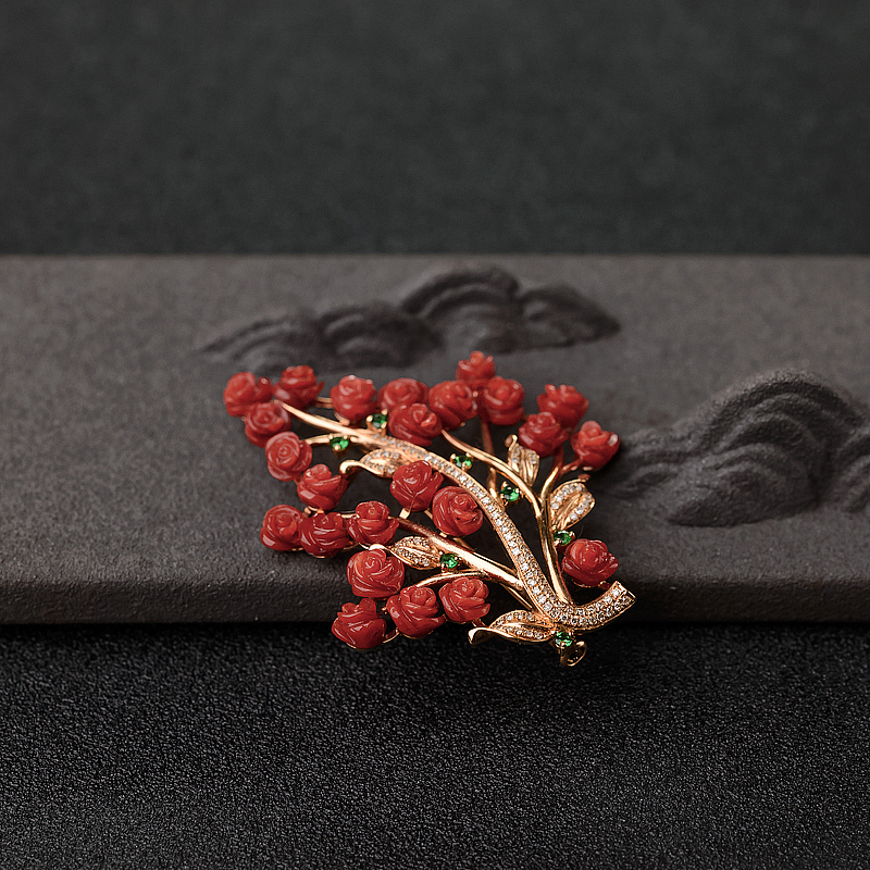 18K金镶钻阿卡珊瑚胸针-红掌柜