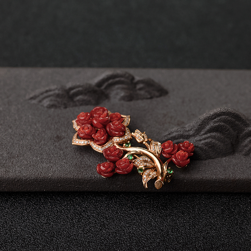 18K金镶钻阿卡珊瑚胸针-红掌柜