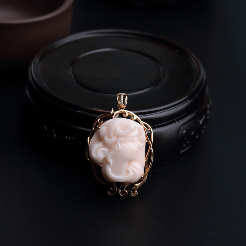 18k金镶天然孩儿面珊瑚美女吊坠-红掌柜