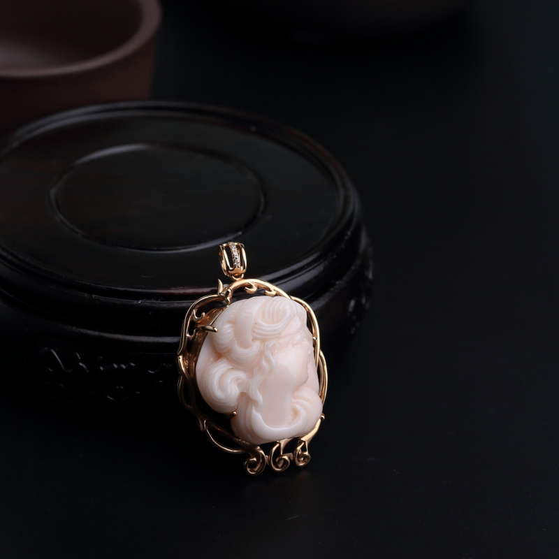 天然孩儿面珊瑚美女吊坠-红掌柜