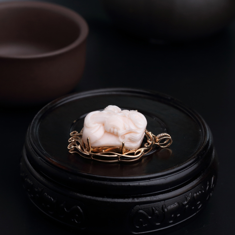 18k金镶天然孩儿面珊瑚吊坠-红掌柜