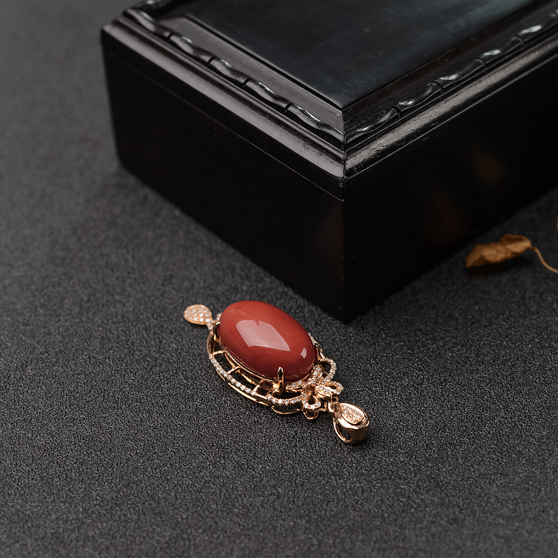 18K金镶钻珊瑚吊坠-红掌柜