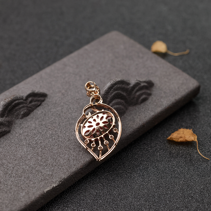 18K金镶钻正红珊瑚吊坠-红掌柜