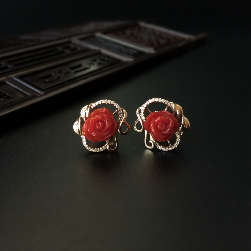 18K金镶钻沙丁红珊瑚耳钉-红掌柜
