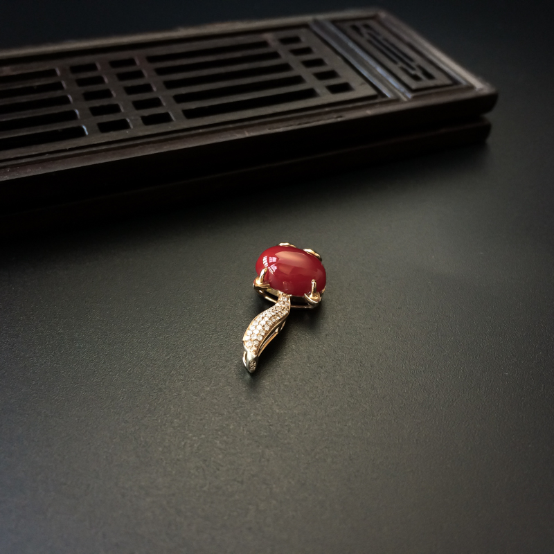 金镶钻牛血红珊瑚吊坠-红掌柜