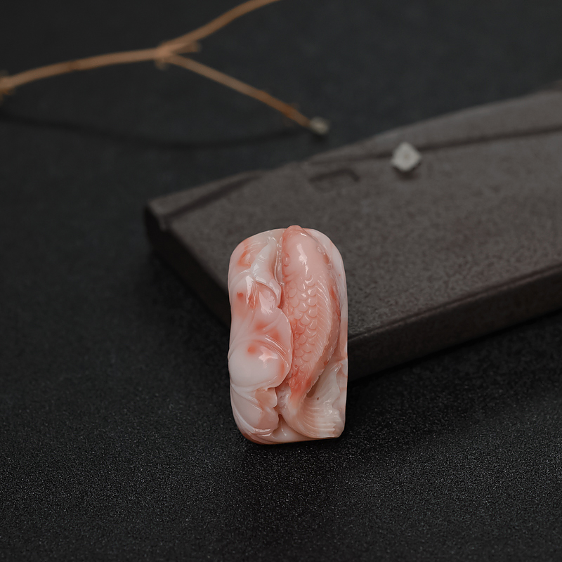 MISU粉色珊瑚连年有余吊坠-红掌柜