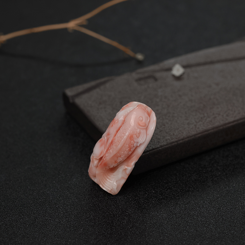 粉色珊瑚连年有余吊坠-红掌柜