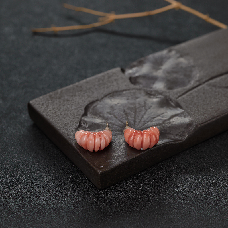 18K金镶深水粉色珊瑚耳钉-红掌柜