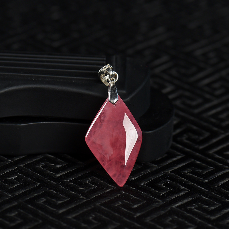 银镶红纹石菱形吊坠-红掌柜