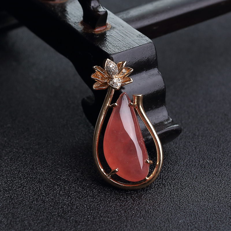 18K金镶钻阿根廷天然红纹石随形吊坠-红掌柜