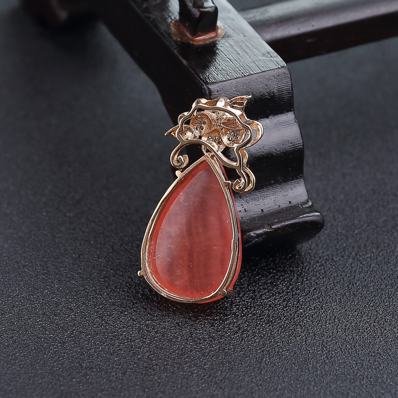 18K金镶钻阿根廷红纹石水滴吊坠-红掌柜