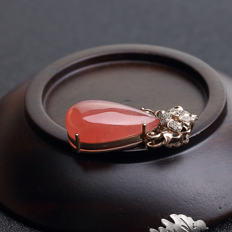 18K金镶钻阿根廷天然红纹石吊坠-红掌柜