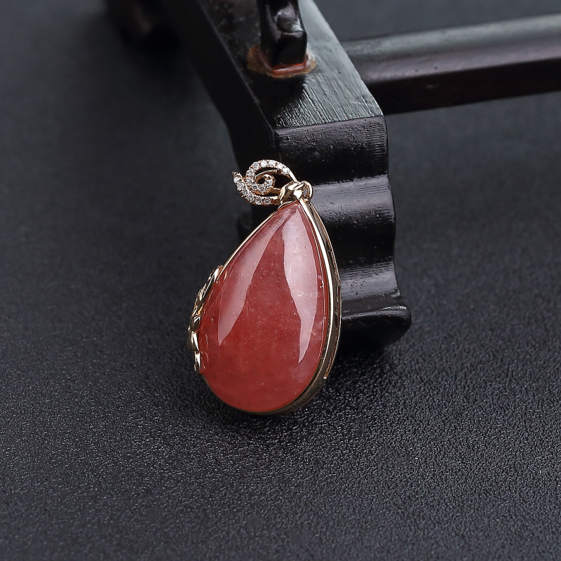 18K金镶钻天然红纹石水滴吊坠-红掌柜