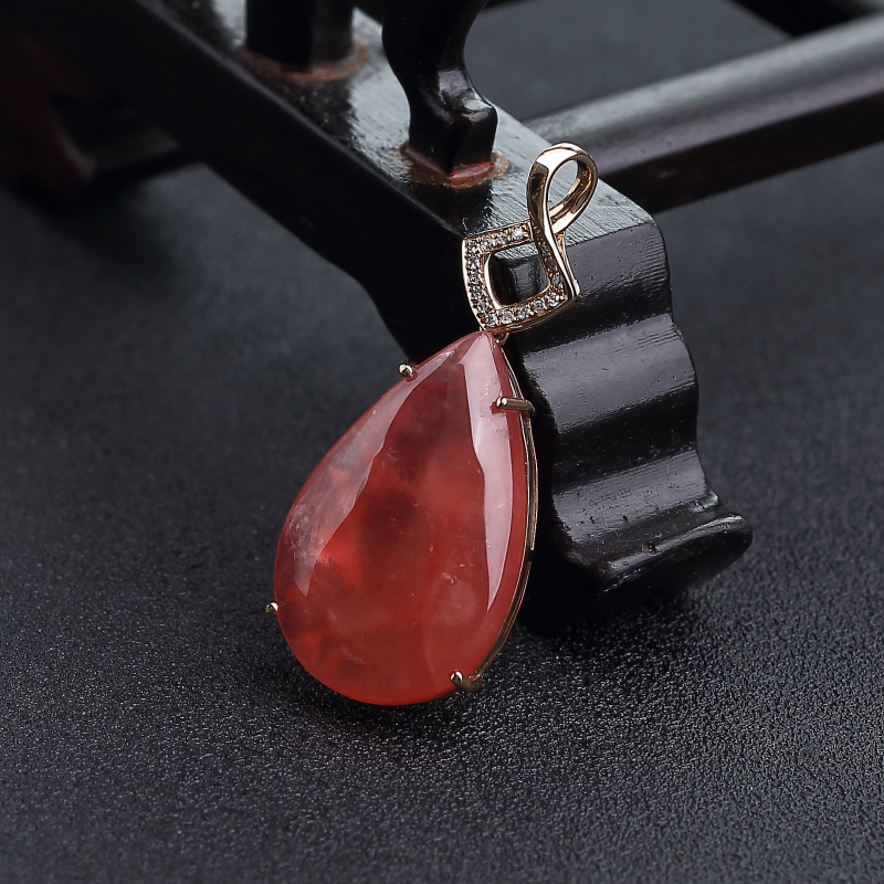 18K金镶钻天然红纹石水滴吊坠-红掌柜