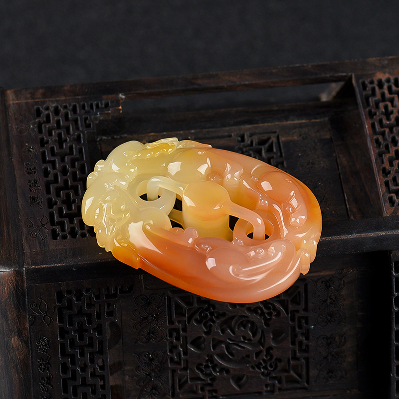 山料天然俏色黄龙玉吊坠-红掌柜
