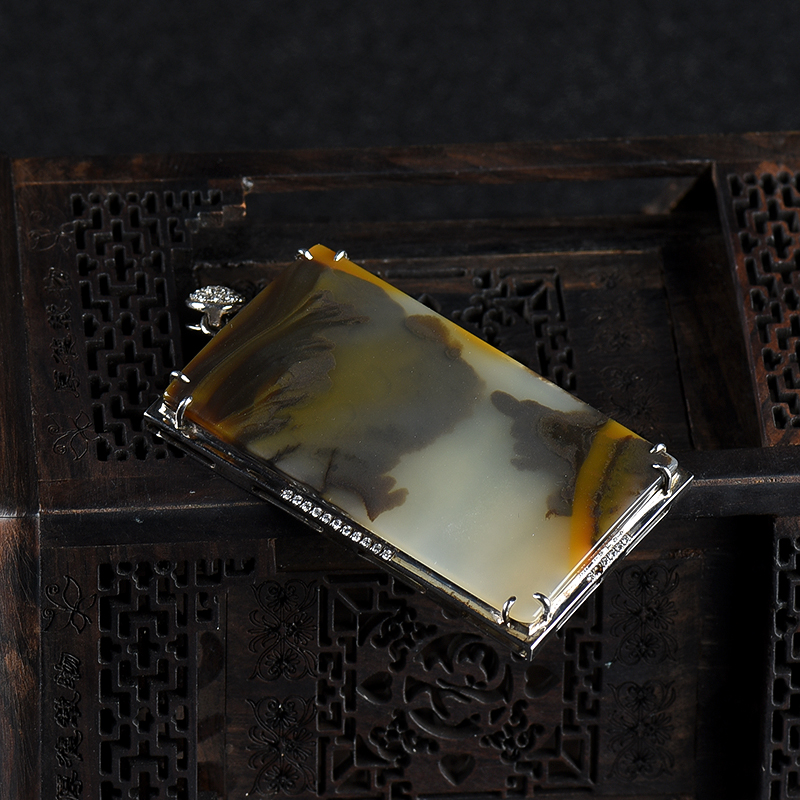 山料俏色黄龙玉吊坠-红掌柜