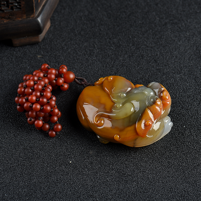 俏色黄龙玉吊坠-红掌柜