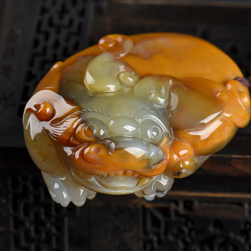 天然山料俏色黄龙玉貔貅吊坠-红掌柜