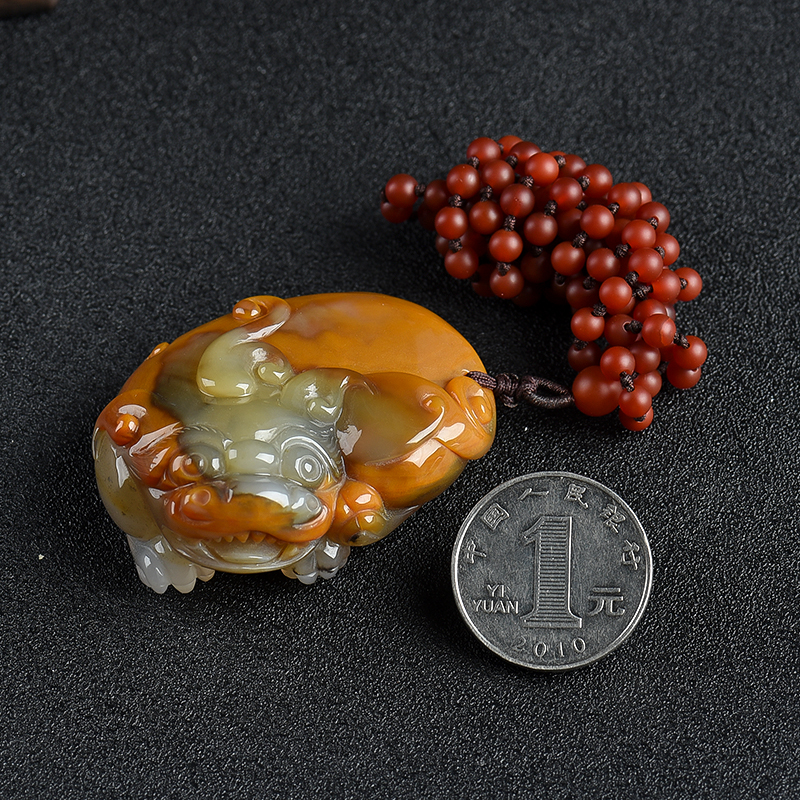 云南龙陵山料俏色黄龙玉吊坠-红掌柜