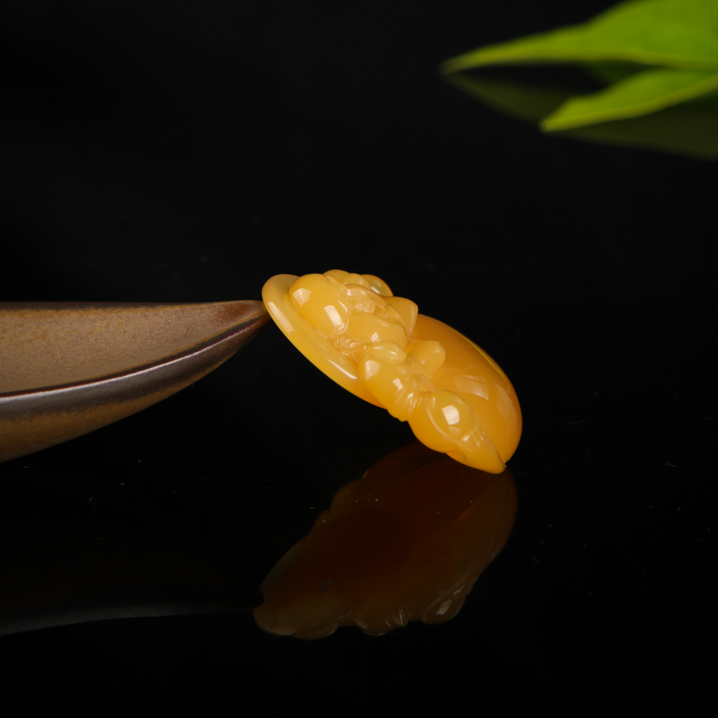 天然山料鸡油黄黄龙玉吊坠-红掌柜