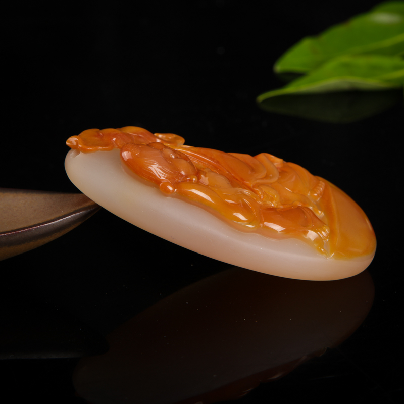 天然山料俏色黄龙玉吊坠-红掌柜