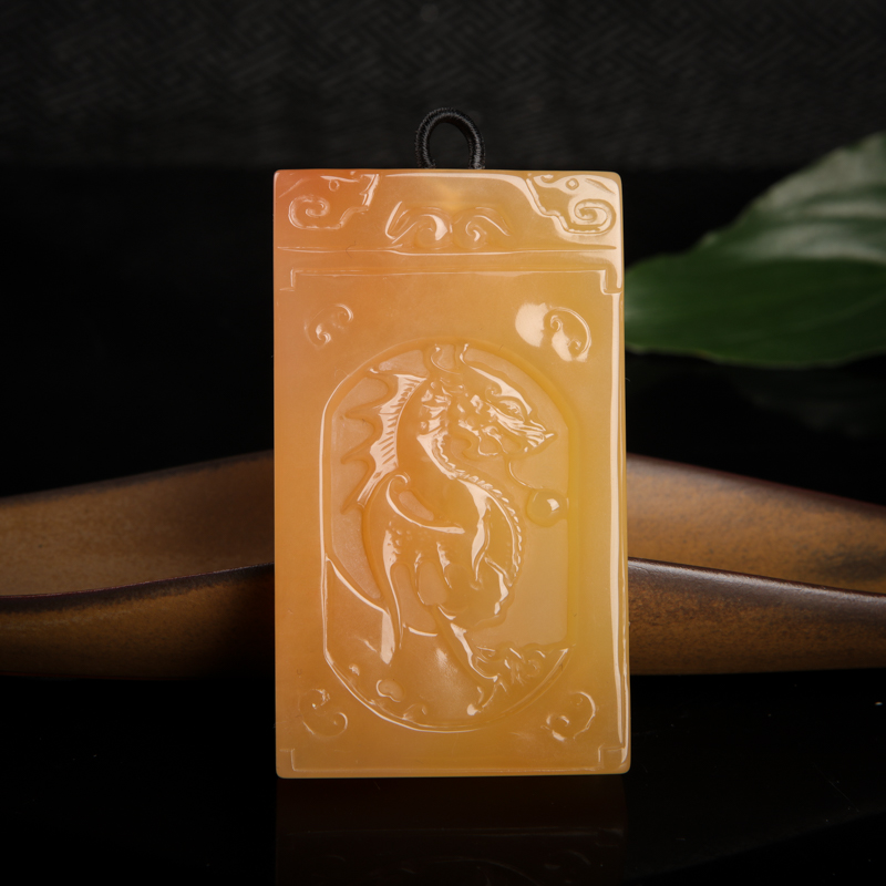 天然山料黄龙玉龙马精神吊坠-红掌柜