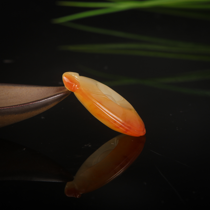 云南龙陵山料俏色黄龙玉福贝吊坠-红掌柜