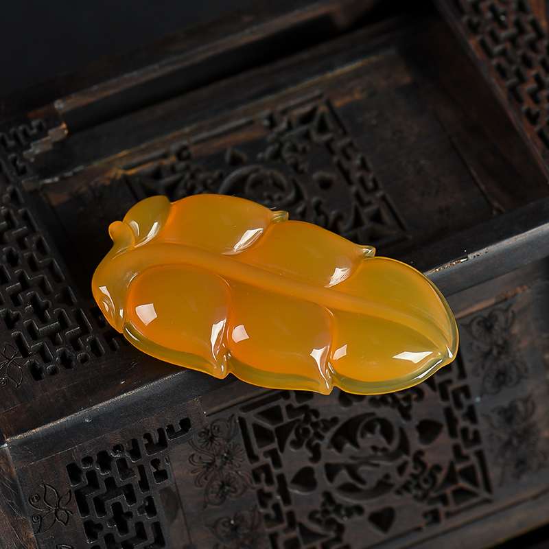 黄龙玉金枝玉叶吊坠-红掌柜