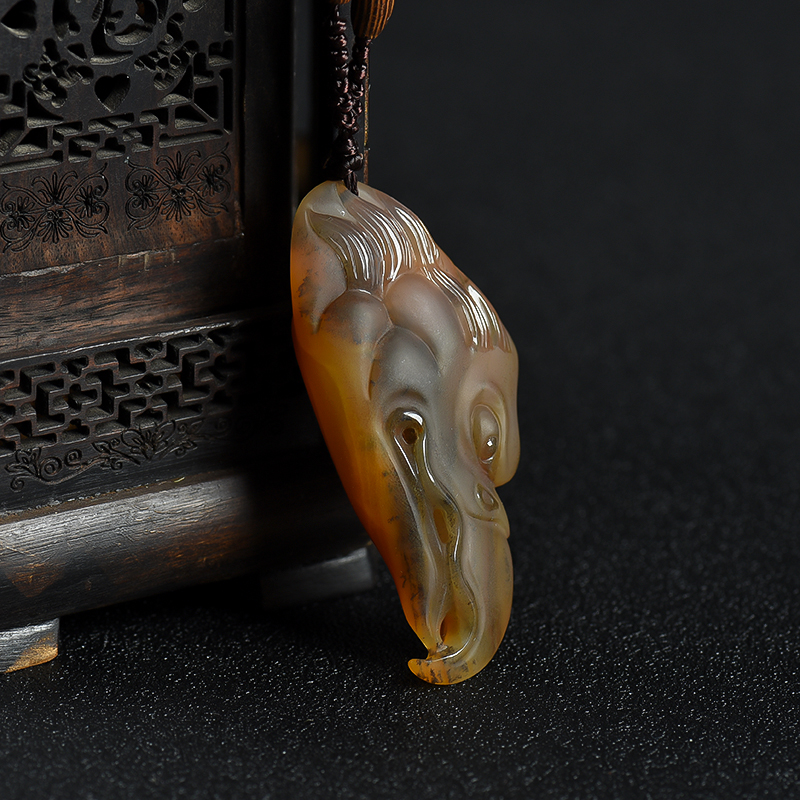 山料俏色黄龙玉大展宏图吊坠-红掌柜
