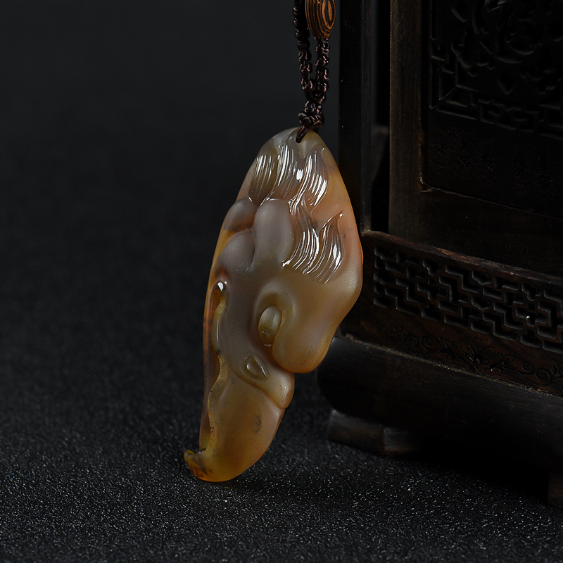 天然俏色黄龙玉大展宏图吊坠-红掌柜