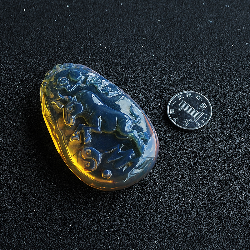 多米尼加牛气冲天蓝珀挂件-红掌柜