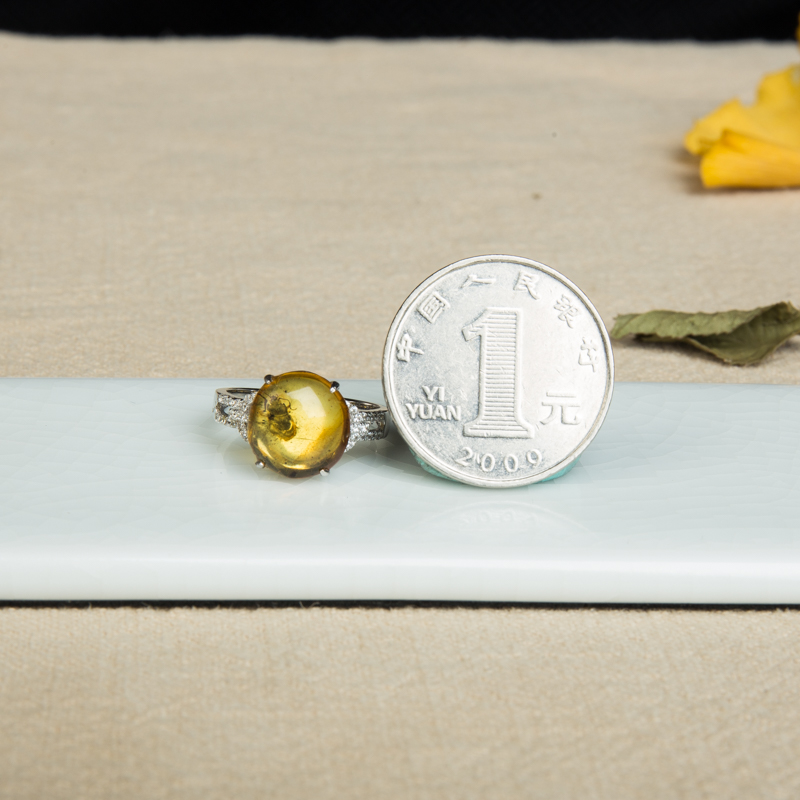 银镶琥珀戒指-红掌柜