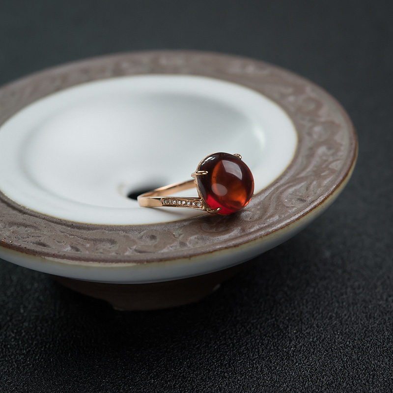 镶钻血珀戒指-红掌柜