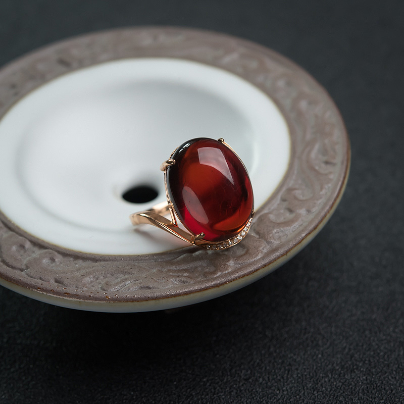 镶钻血珀戒指-红掌柜