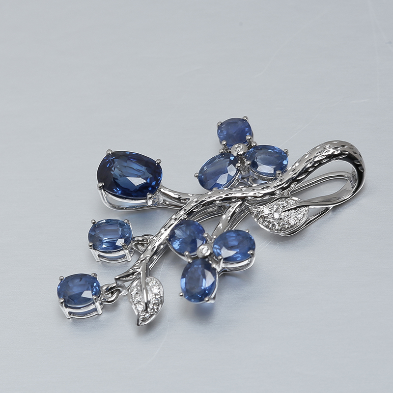 18K白金镶钻蓝宝石吊坠-红掌柜