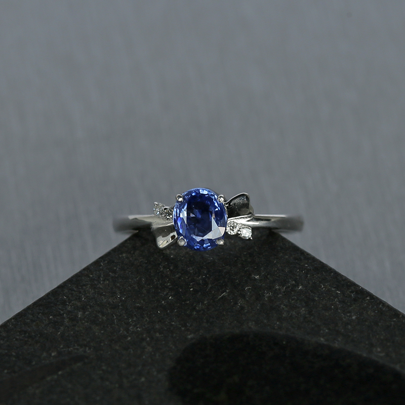 18K白金镶钻蓝宝石戒指-红掌柜