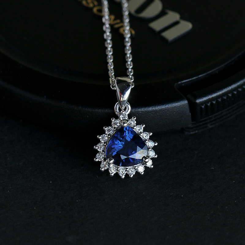 18K白金镶钻蓝宝石吊坠-红掌柜