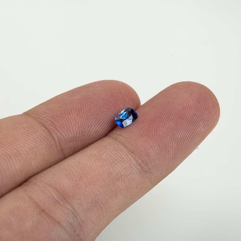 斯里兰卡天然蓝色蓝宝石刻面戒面-红掌柜