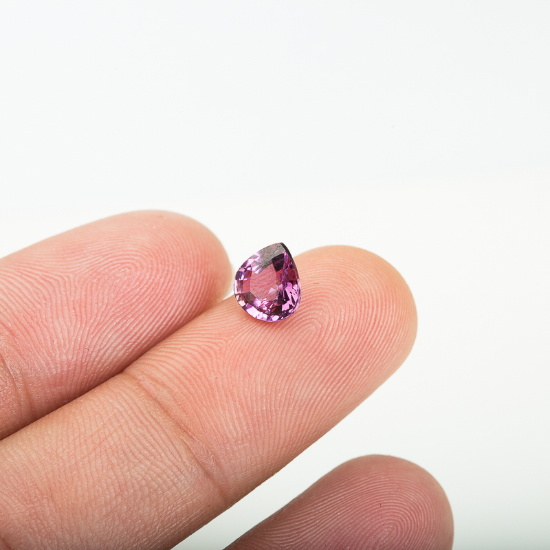 天然粉紫色蓝宝石刻面梨形戒面-红掌柜
