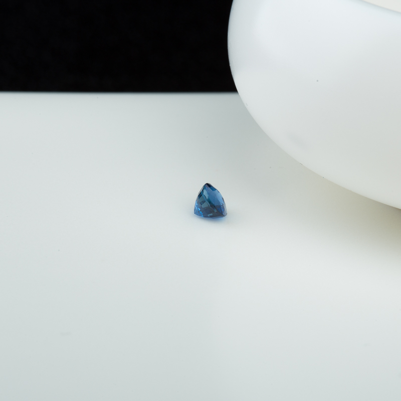 深蓝色蓝宝石刻面戒面-红掌柜