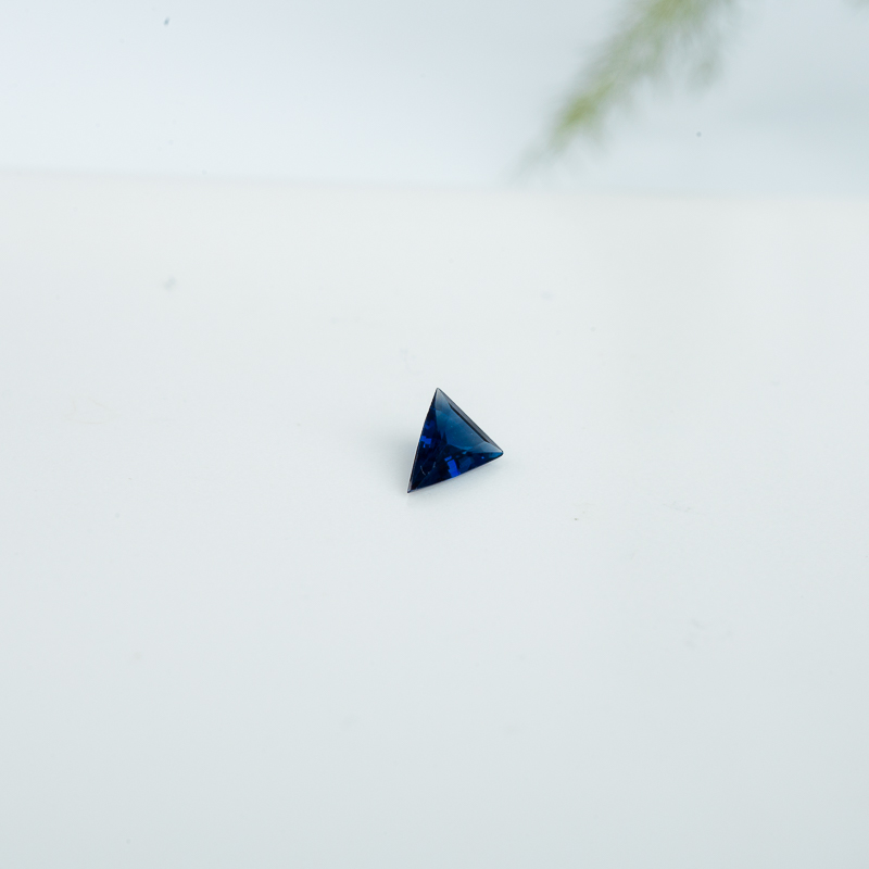天然等腰三角形蓝宝石戒面-红掌柜