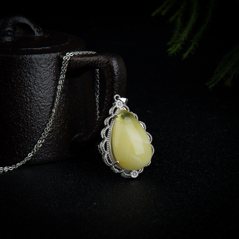 浅黄白花蜜水滴吊坠-红掌柜