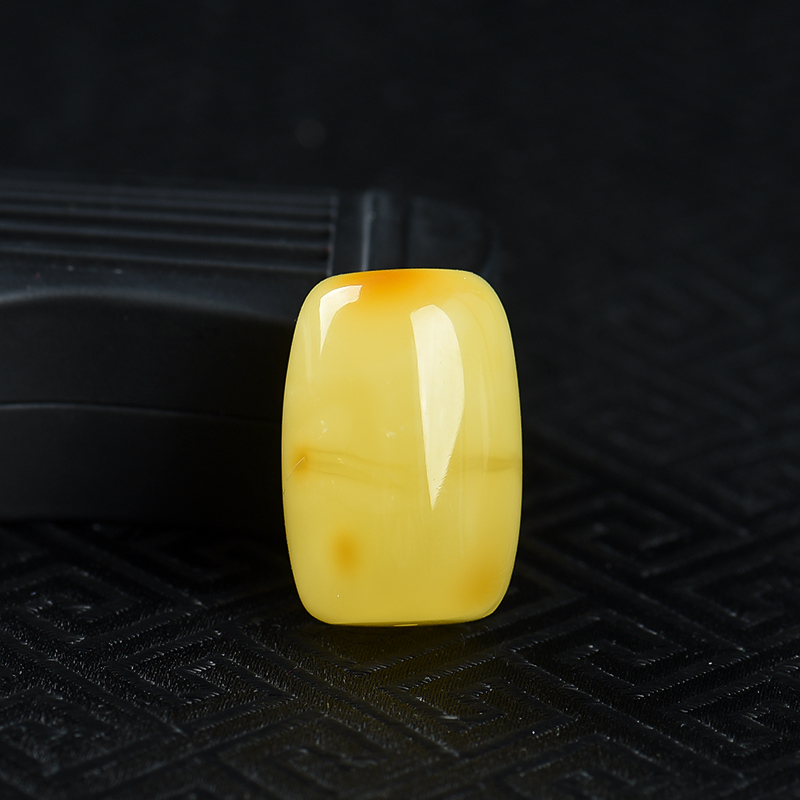 天然俏色蜜蜡桶珠吊坠-红掌柜