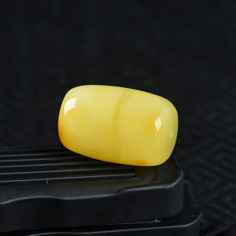 波罗的海天然俏色蜜蜡吊坠-红掌柜